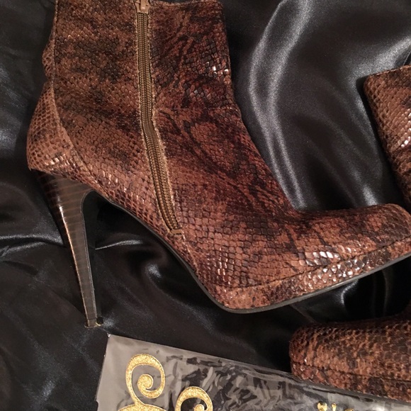 Boots - Picture 7 of 8